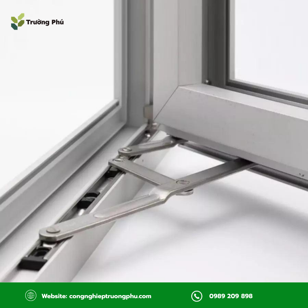 Bản lề chữ A dùng cho cửa sổ nhôm, hỗ trợ đóng mở và giữ cánh ở vị trí mong muốn.