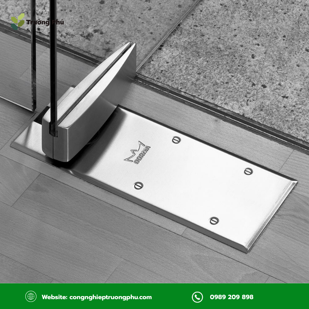Bản lề sàn thủy lực được lắp tại chân cửa, giúp kiểm soát chuyển động đóng mở