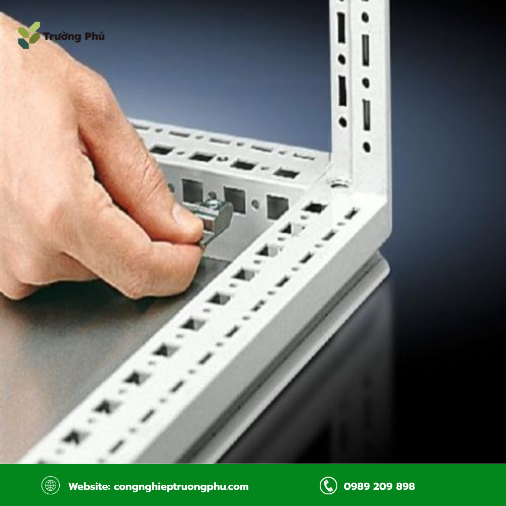 Bulong M8 được sử dụng để lắp ráp tủ điện, giá đỡ và các thiết bị công nghiệp.