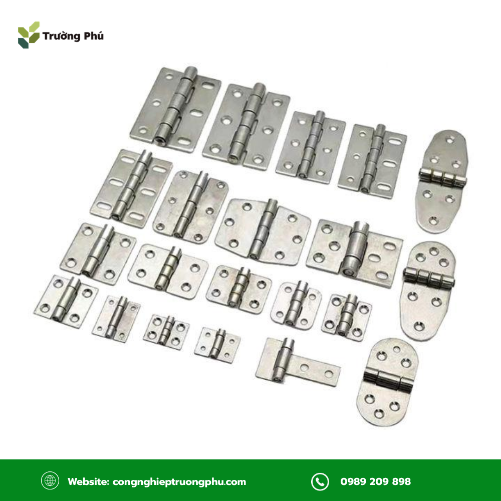 Bản lề cần xem xét loại cửa, kích thước, tải trọng, vật liệu và điều kiện sử dụng thực tế.