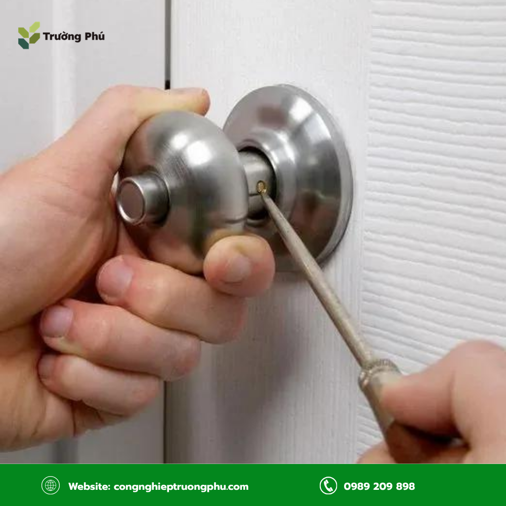 Các lỗi thường gặp khi lắp khóa tay nắm tròn và cách nhận biết trong quá trình sử dụng.