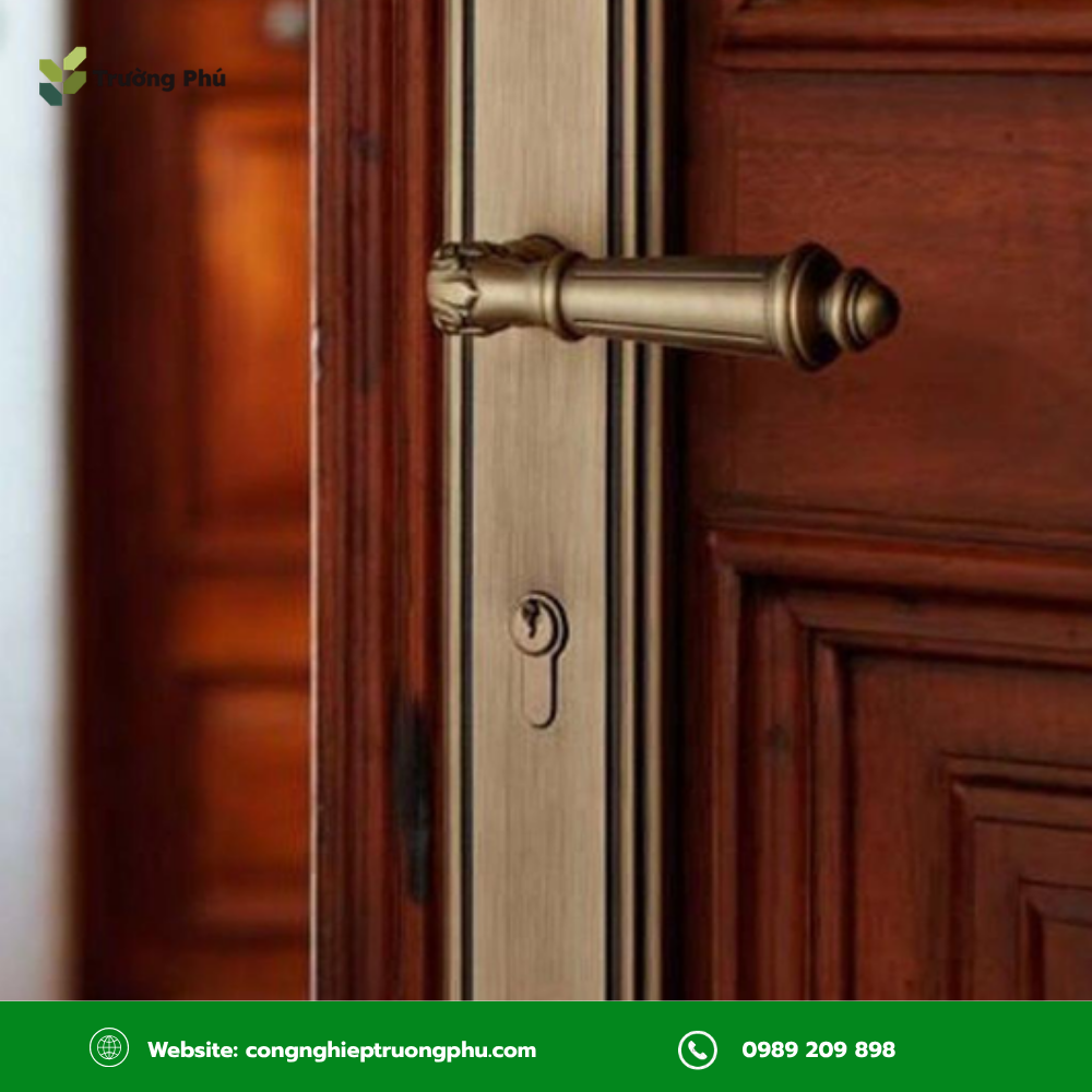 Tay nắm cửa gỗ cổ điển nổi bật với hoa văn và màu đồng, phù hợp với cửa gỗ tự nhiên.