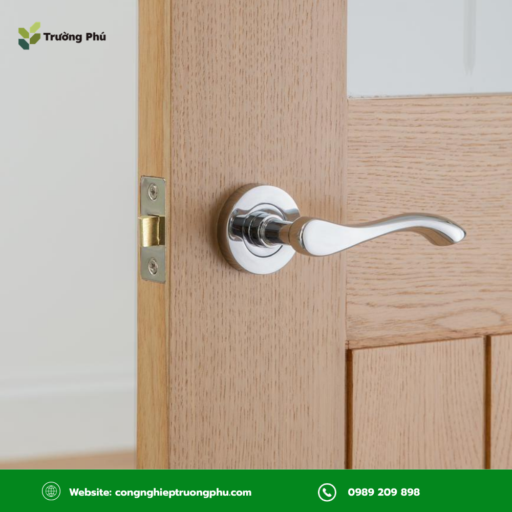 Tay nắm cửa gỗ dạng cong có kiểu dáng mềm mại, tạo cảm giác dễ cầm khi sử dụng.