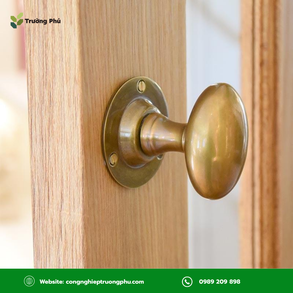 Tay nắm cửa gỗ dạng oval có thiết kế bầu dục, tạo cảm giác chắc tay khi xoay mở cửa. 