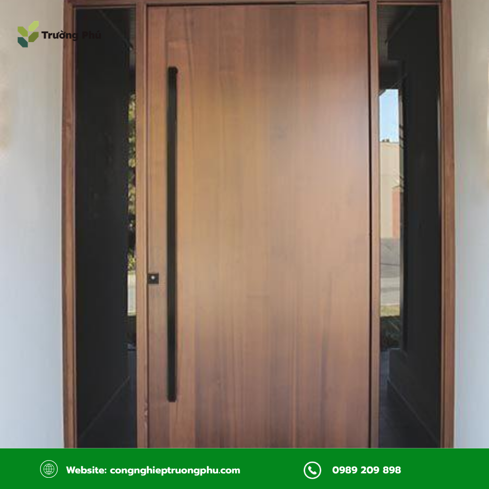 Tay nắm cửa gỗ dạng thanh dài tạo điểm nhấn và vùng cầm rộng cho cửa lớn.