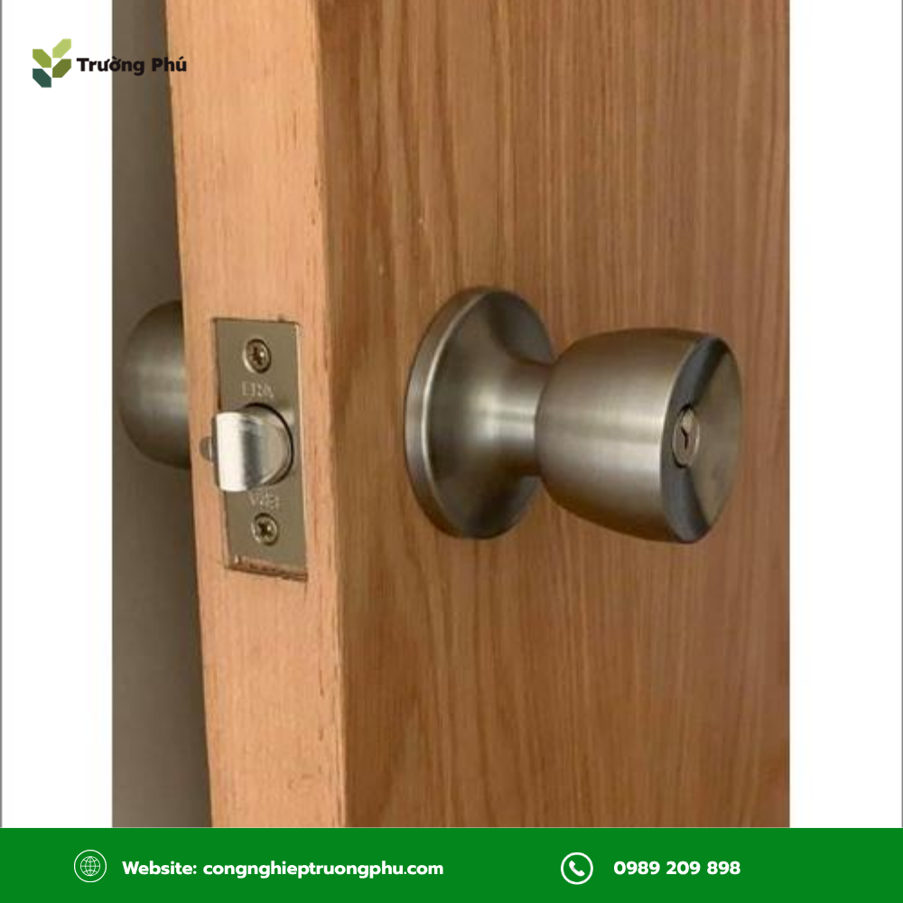 Tay nắm cửa gỗ dạng tròn có thiết kế gọn, thao tác bằng cách xoay núm để mở cửa.