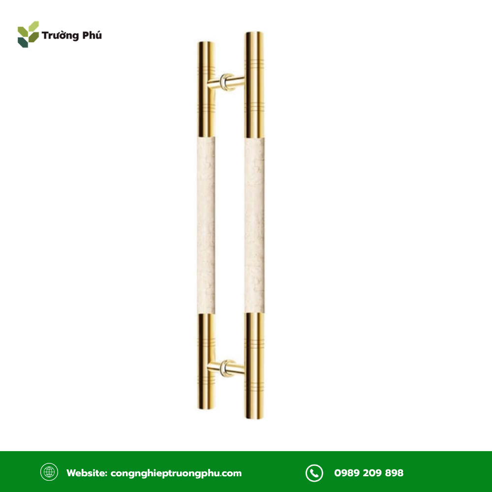 Tay nắm cửa kính mạ vàng tạo điểm nhấn sang trọng, phù hợp với các không gian cao cấp.