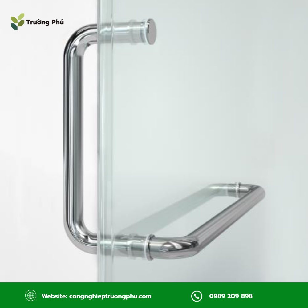 Tay nắm cửa kính phòng tắm cần chống ẩm tốt, dễ vệ sinh và phù hợp với các phụ kiện đi kèm.