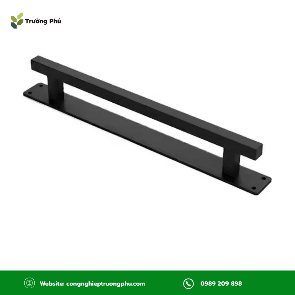 Tay nắm cửa sắt dạng thanh ngang tạo vùng cầm rộng, thuận tiện khi kéo mở cửa.