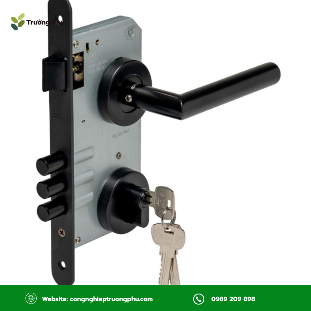 Tay nắm cửa sắt gạt giúp thu chốt khi nhấn tay, thuận tiện cho thao tác đóng mở cửa.