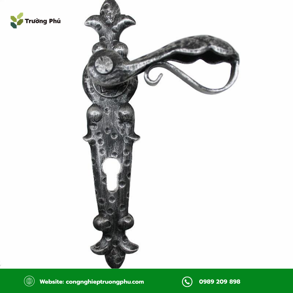 Tay nắm cửa sắt mỹ thuật có hoa văn uốn lượn, tạo điểm nhấn cho cổng và cửa sắt