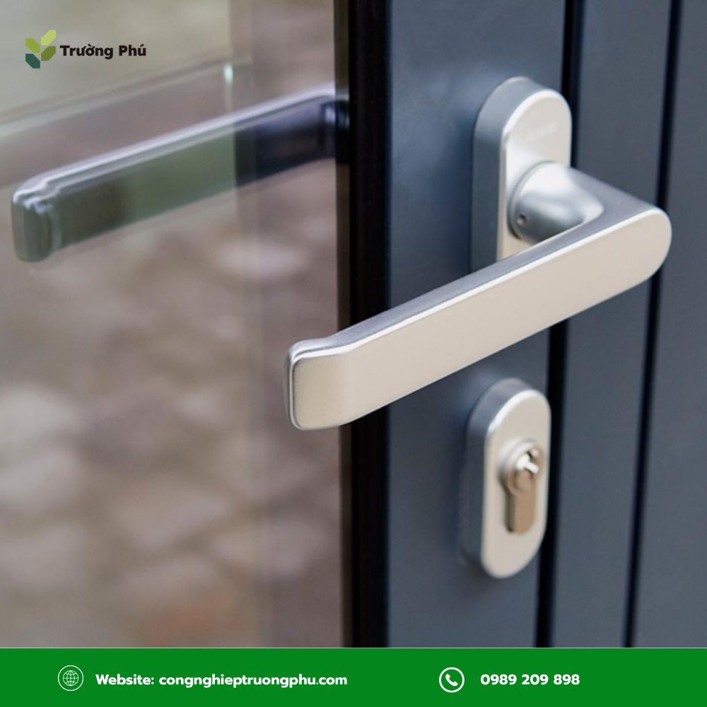 Tay nắm gạt cửa nhôm giúp thao tác đóng mở cửa thuận tiện.