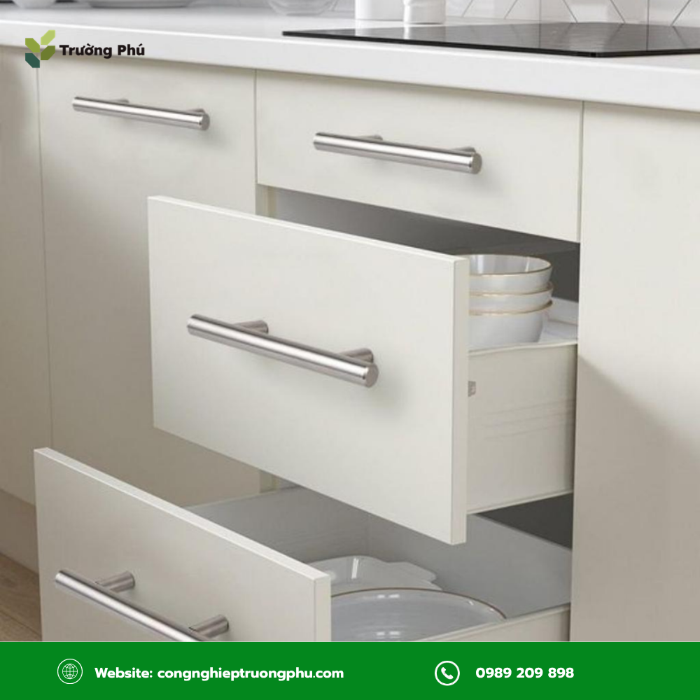 Tay nắm tủ dạng thanh ngang tạo vùng cầm rộng, thuận tiện mở cánh tủ và ngăn kéo.